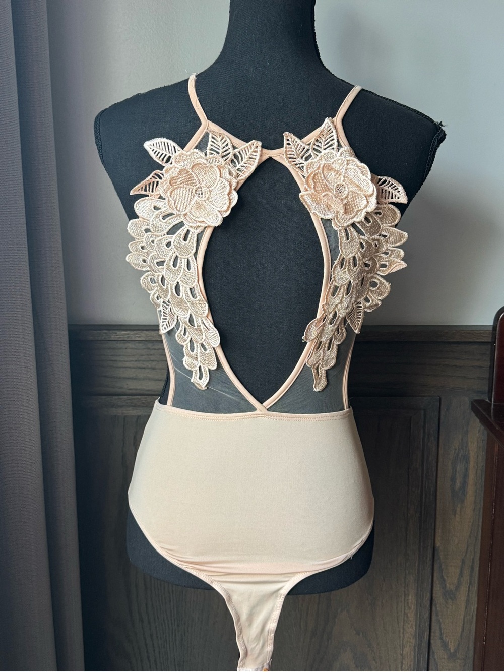 Forever 21 Sheer Floral Applique Bodysuit in Nude small EUC - Picture 3 of 7